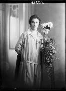 Ripresa in studio. Ritratto di una donna in piedi