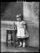bambola (Positivo) di Fotostudio Waldmüller (1928/01/01 - 1929/12/31)