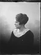 Ripresa in studio. Ritratto di una donna in profilo