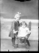 Ripresa in studio. Ritratto di gruppo di due bambini