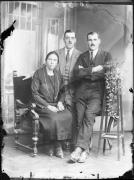 Ripresa in studio. Ritratto di gruppo di due uomini e una donna