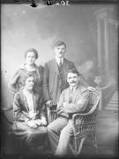 Ripresa in studio. Ritratto di gruppo di due donne e due uomini