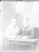 Ripresa in studio. Ritratto di gruppo di due donne