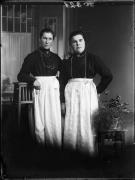 Ripresa in studio. Ritratto di gruppo di due donne