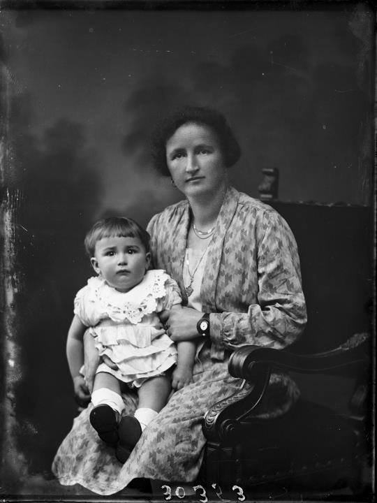 Studioaufnahme. Porträt einer Frau mit Kind
