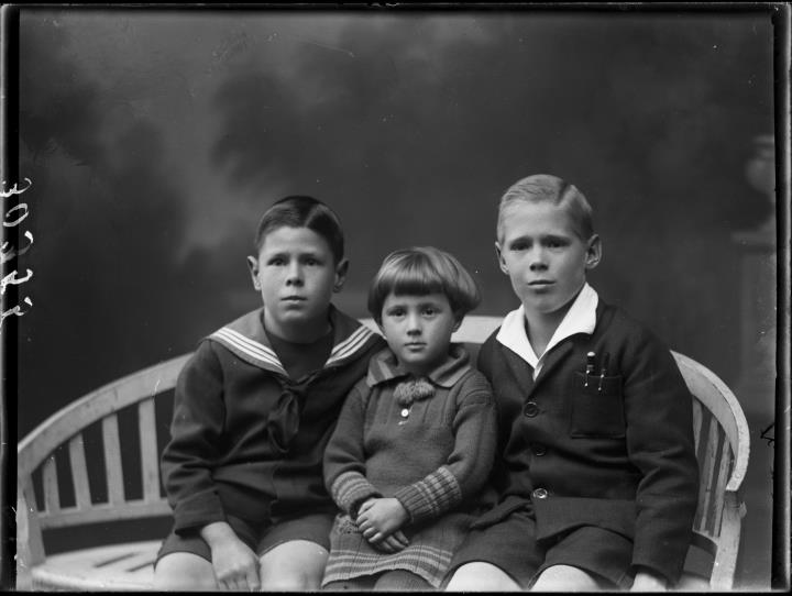 Studioaufnahme. Gruppenporträt von drei Kindern