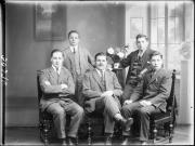 Ripresa in studio. Ritratto di gruppo di cinque uomini