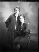 Ripresa in studio. Ritratto di gruppo di una donne e un uomo