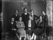 Ripresa in studio. Ritratto di gruppo di otto donne