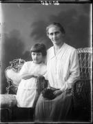 Ripresa in studio. Ritratto di gruppo di una donna e un bambino