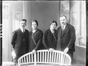 Ripresa in studio. Ritratto di gruppo di due donne e due uomini