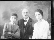 Ripresa in studio. Ritratto di gruppo di due uomini e una donna