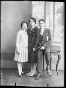 Ripresa in studio. Ritratto di gruppo di due donne e un uomo