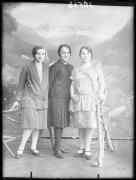 Ripresa in studio. Ritratto di gruppo di tre donne