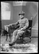 Ripresa in studio. Ritratto di un uomo in uniforma