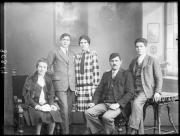 Ripresa in studio. Ritratto di gruppo di tre uomini e due donne