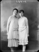 Ripresa in studio. Ritratto di gruppo di due donne