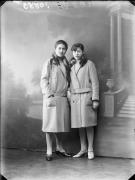 Ripresa in studio. Ritratto di gruppo di due donne