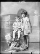 Ripresa in studio. Ritratto di gruppo di due bambini