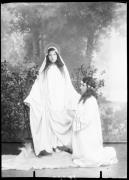 Ripresa in studio. Ritratto di gruppo di due donne