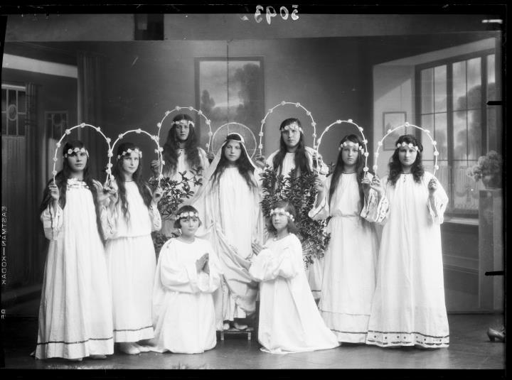 Studioaufnahme. Gruppenporträt von neun Frauen