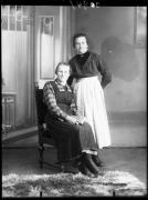 Ripresa in studio. Ritratto di gruppo di due donne