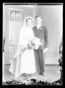 Ripresa in studio. Ritratto di un uomo e di una donna con velo e bouqet. Informazioni nel registro (nr. 7): Axmann Otto