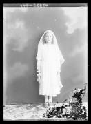 Ripresa in studio. Ritratto di una bambina con velo. Informazioni nel registro (nr. 7): Steger Helene