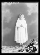 Ripresa in studio. Ritratto di una bambina con velo. Informazioni nel registro (nr. 7): Mumelter Maria