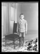 Ripresa in studio. Ritratto di un bambino. Informazioni nel registro (nr. 7): Greif Leo
