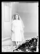 Ripresa in studio. Ritratto di una bambina con velo. Informazioni nel registro (nr. 7): Christ Helene