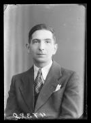 Ripresa in studio. Ritratto di un uomo. Informazioni nel registro (nr. 7): Inama Elsa