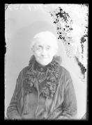 Ripresa in studio. Ritratto di una donna. Informazioni nel registro (nr. 7): Miller Maria