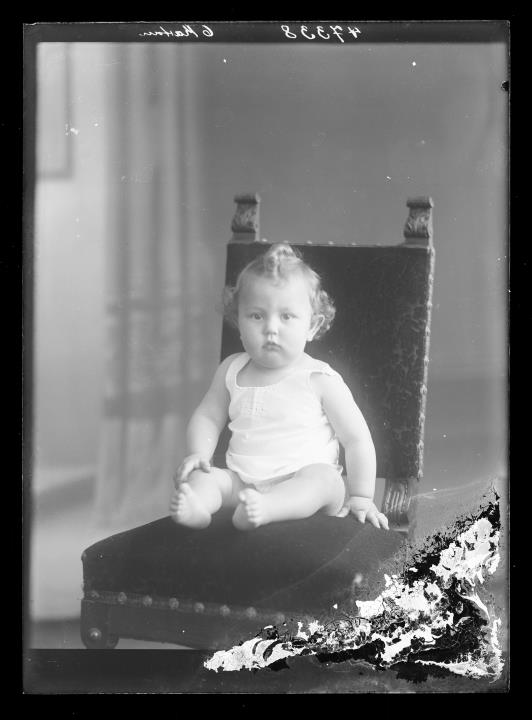 Studioaufnahme. Porträt eines Kleinkindes. Information im Register (Nr. 7): Giordani Luciano