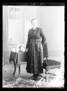 Ripresa in studio. Ritratto di una donna. Informazioni nel registro (nr. 7): Wöhringer Maria