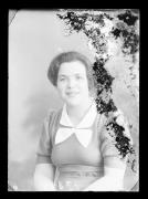 Ripresa in studio. Ritratto di una donna. Informazioni nel registro (nr. 7): Laner Anna