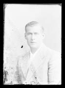 Ripresa in studio. Ritratto di un uomo. Informazioni nel registro (nr. 7): Unterlechner Karl