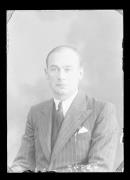 Ripresa in studio. Ritratto di un uomo. Informazioni nel registro (nr. 7): Niedermair Josef