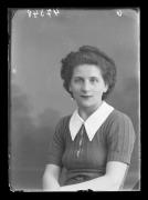 Ripresa in studio. Ritratto di una donna. Informazioni nel registro (nr. 7): Righi Ida