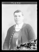 Ripresa in studio. Ritratto di un uomo in abito tradizionale. Informazioni nel registro (nr. 7): Groß Joh.