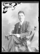 Ripresa in studio. Ritratto di un uomo. Informazioni nel registro (nr. 7): Morandell Ernst