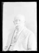 Ripresa in studio. Ritratto di un uomo. Informazioni nel registro (nr. 7): Feig, Herr