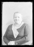 Ripresa in studio. Ritratto di una donna. Informazioni nel registro (nr. 7): Feig, Frau