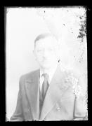 Ripresa in studio. Ritratto di un uomo. Informazioni nel registro (nr. 7): Mondschein Kellner