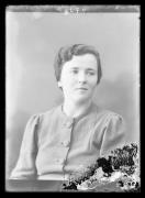 Ripresa in studio. Ritratto di una donna. Informazioni nel registro (nr. 7): Felderer Maria