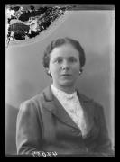 Ripresa in studio. Ritratto di una donna. Informazioni nel registro (nr. 7): Marcotto Irma