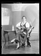 Ripresa in studio. Ritratto di una donna con chitarra. Informazioni nel registro (nr. 7): Mair Maria