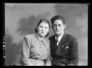 Ripresa in studio. Ritratto di gruppo di un uomo e di una donna. Informazioni nel registro (nr. 7): Pelegrini Candido
