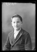 Ripresa in studio. Ritratto di un uomo. Informazioni nel registro (nr. 7): Chelodi Maria