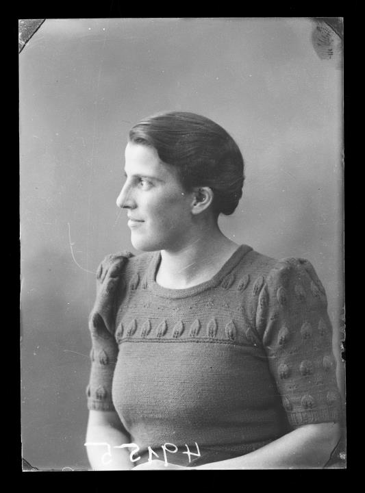 Studioaufnahme. Porträt einer Frau. Information im Register (Nr. 7): Noggler Frieda